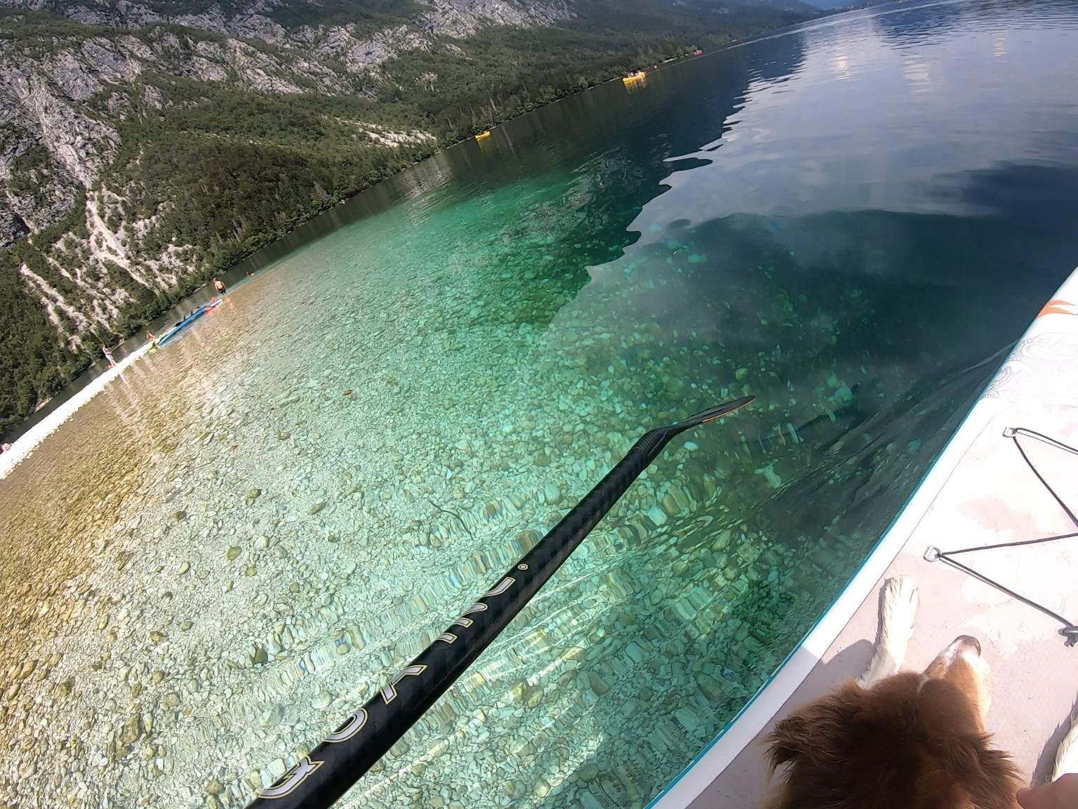 SUP auf klarem Bergsee